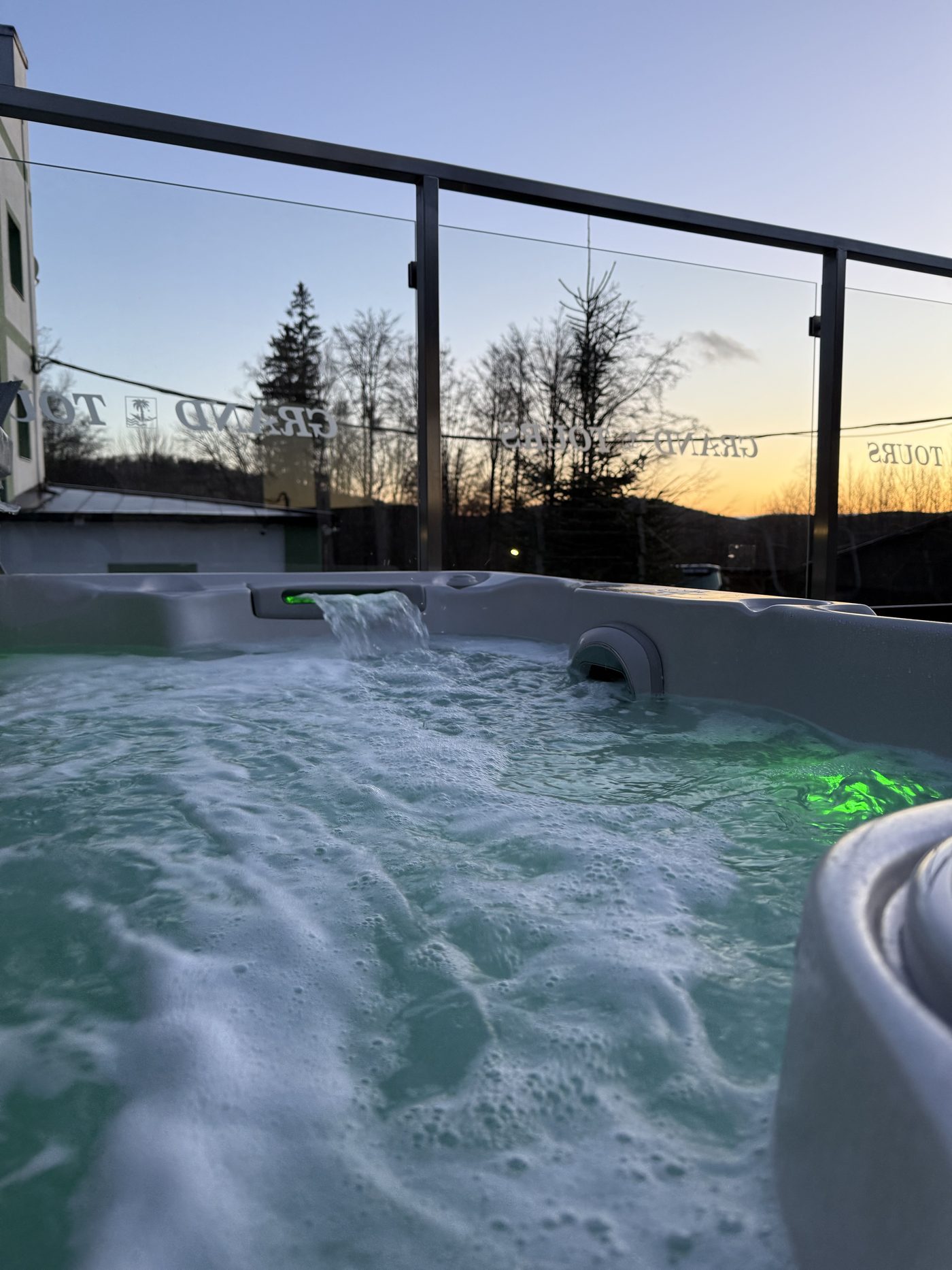 Panorámás kültéri jakuzzi a Fehér Sas Panziónál, Bánkúton